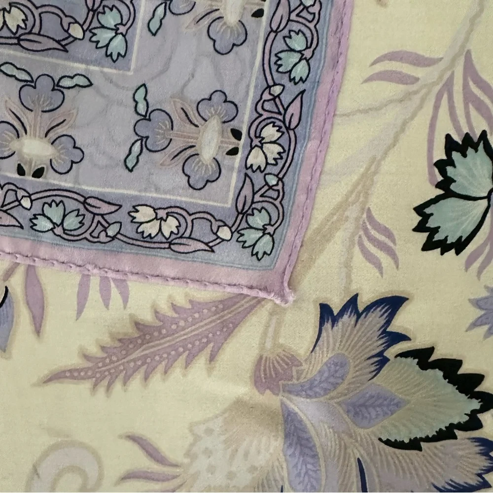 Oscar de la Renta Floral and Paisley 100% Silk Square Scarf Lavender Cream 30"sq - Picture 7 of 8